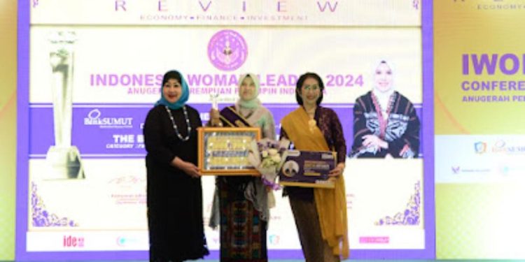 Direktur Keuangan dan TI Bank Sumut Arieta Aryanti Raih Penghargaan Indonesia Woman Leader 2024