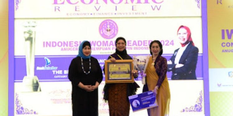 Direktur Keuangan dan TI Bank Sumut Arieta Aryanti Raih Penghargaan Indonesia Woman Leader 2024