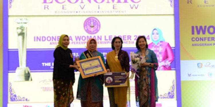 Direktur Keuangan dan TI Bank Sumut Arieta Aryanti Raih Penghargaan Indonesia Woman Leader 2024