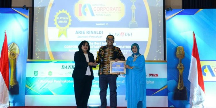 Arie Rinaldi, Sekper Bank DKI Raih The Best Corsec & Corcomm Award 2025